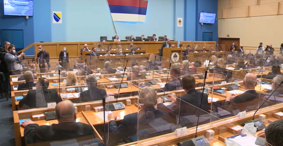 Дупла функција: Посланицима СНСД-а мало једна плата