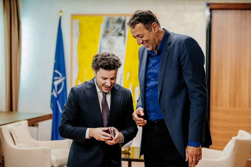 Абазовић уручио црногорски пасош Владу Дивцу