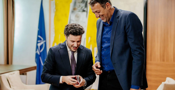 Abazović uručio crnogorski pasoš Vladu Divcu