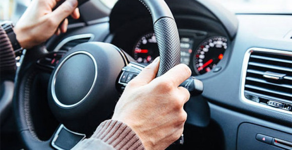 Zašto je volan automobila često lepljiv?!