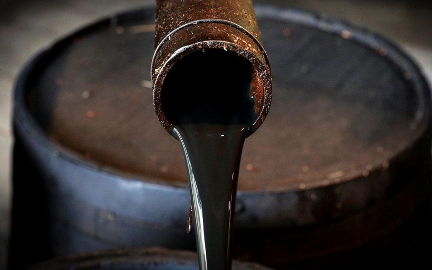 Цијене нафте пале - Јак долар смањује потражњу
