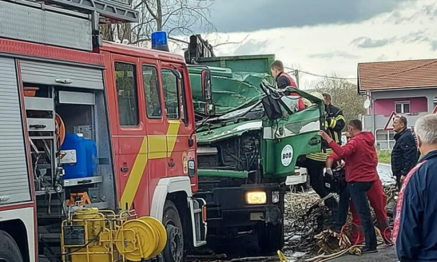 Drvo palo na kabinu kamiona, vozač poginuo