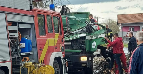Drvo palo na kabinu kamiona, vozač poginuo