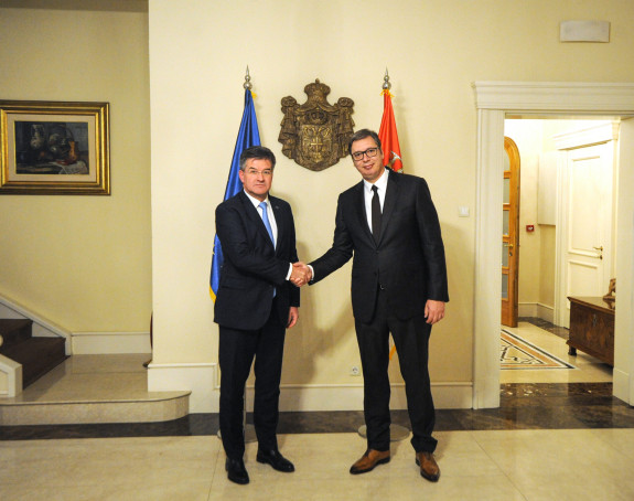 Sastanak Vučića sa Lajčakom ušao u četvrti sat