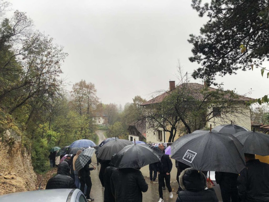 Građani protestuju ispred kuće jednog papka u FBiH