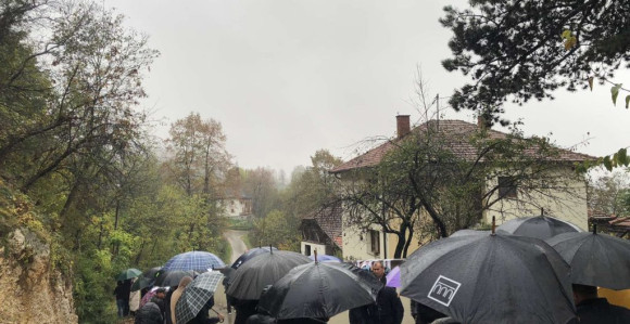 Грађани протестују испред куће једног папка у ФБиХ