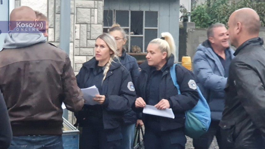 Српски полицајци и службеници напустили службу на Јарињу
