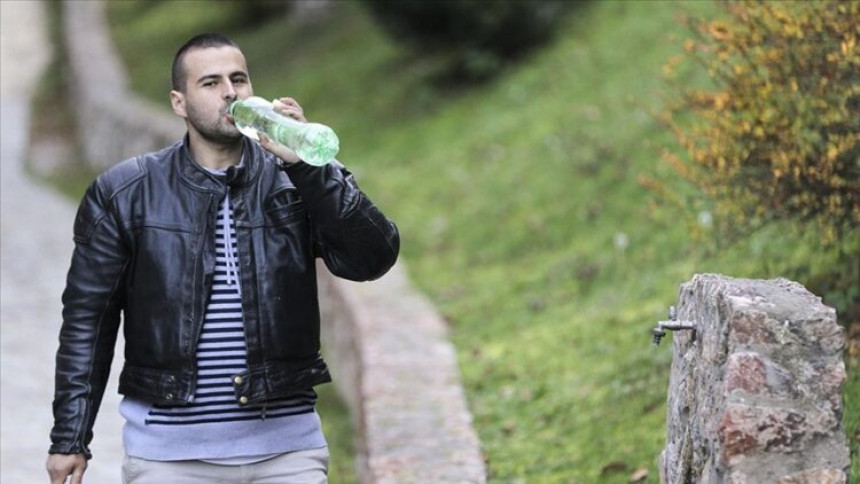 Младић из БиХ због поремећаја дневно пије 27 литара воде