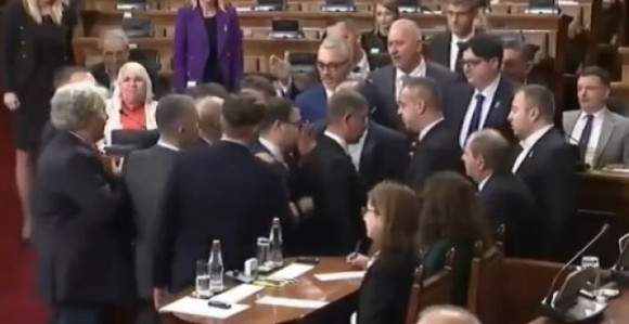 Jeremićev poslanik psovao majku u skupštini Srbije