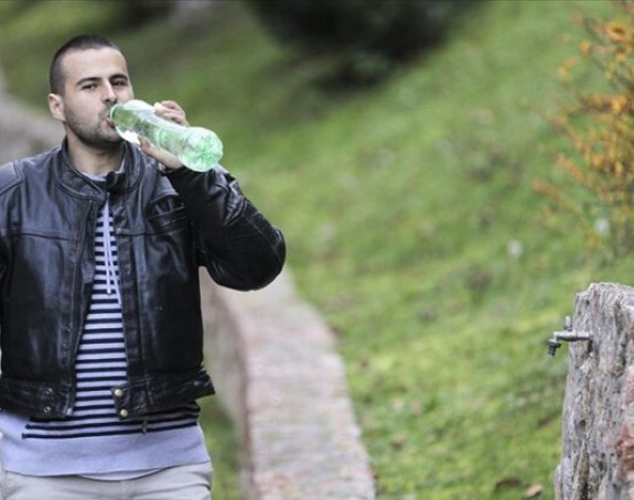 Младић из БиХ због поремећаја дневно пије 27 литара воде