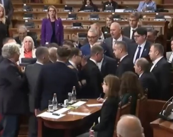 Jeremićev poslanik psovao majku u skupštini Srbije