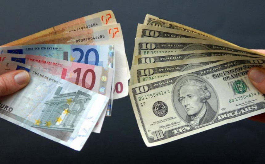 Евро "прескочио" један долар, цијене нафте пале