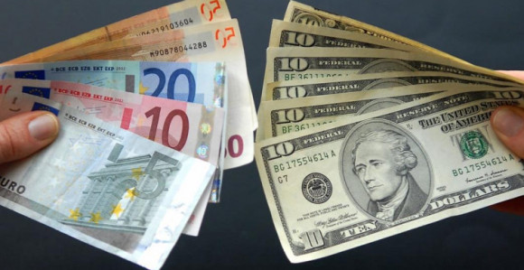 Evro "preskočio" jedan dolar, cijene nafte pale