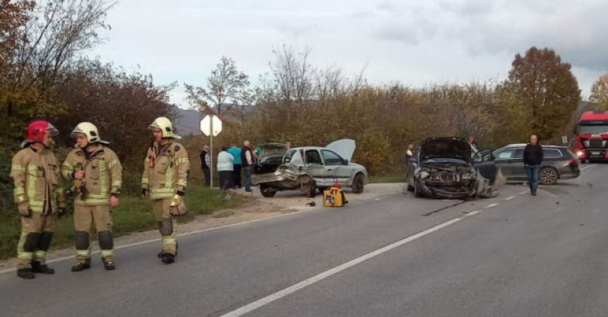 Troje povrijeđeno u sudaru na putu Prijedor - BL