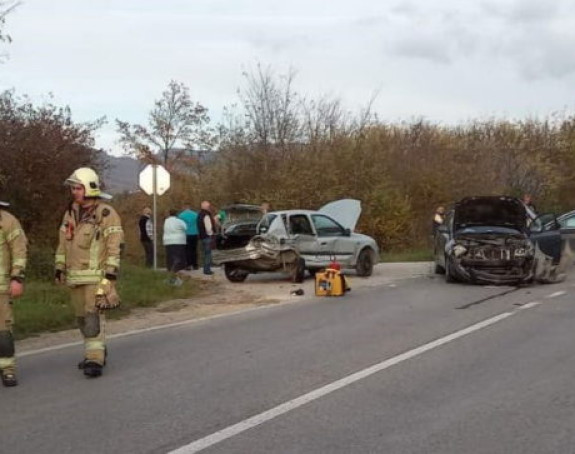 Troje povrijeđeno u sudaru na putu Prijedor - BL