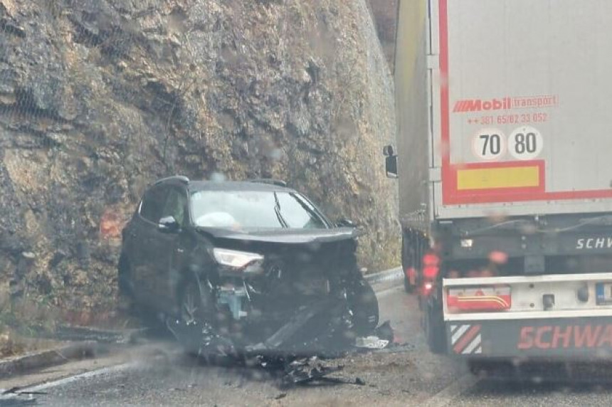 Тешка саобраћајна несрећа у близини Рогатице (ФОТО)