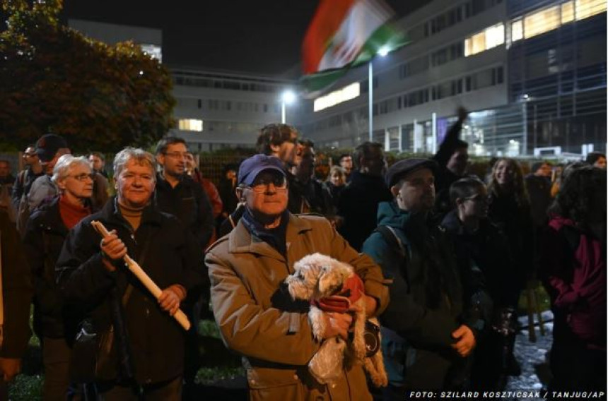 Masovni protest profesora, đaka i roditelja
