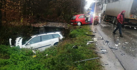 Težak sudar dva auta i kamiona, dvoje povrijeđeno