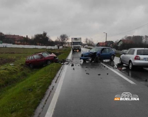 Povrijeđeno pet osoba u sudaru tri vozila kod Bijeljine