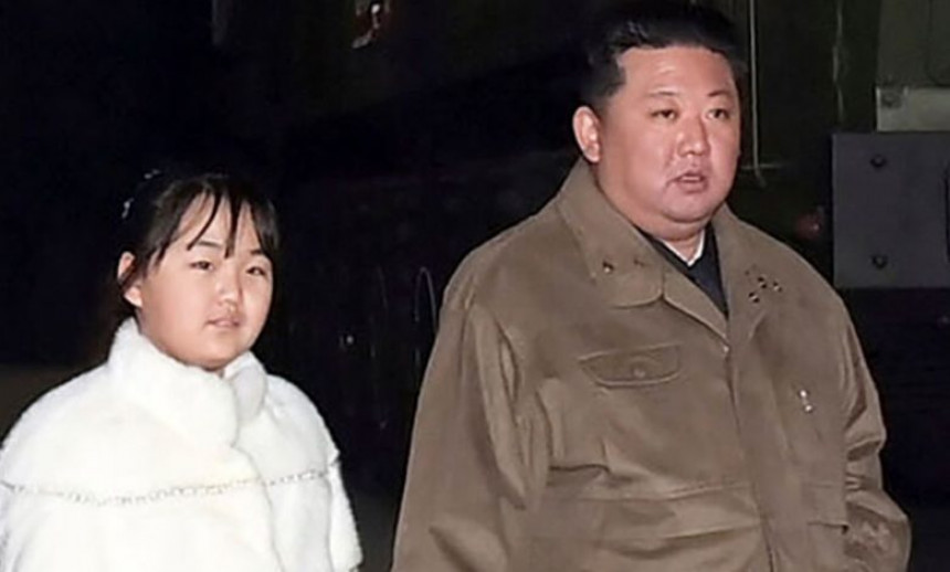Kim Džong Un prvi put javno pokazao svoju ćerku
