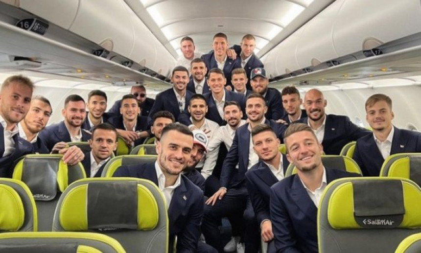 Fudbaleri Srbije stigli u Katar, navijači ih dočekali