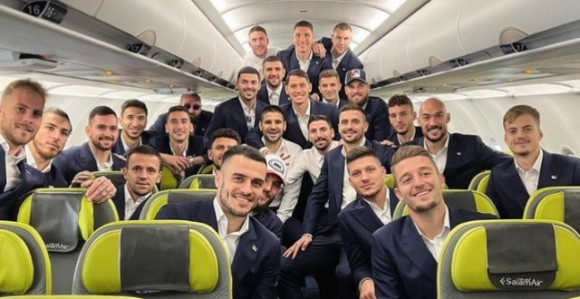 Fudbaleri Srbije stigli u Katar, navijači ih dočekali