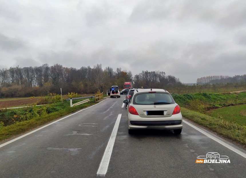 Sudar na putu Bijeljina - Rača, blokiran saobraćaj