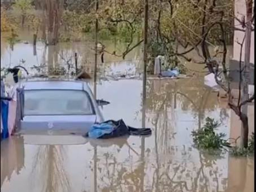 Поплаве у Албанији: Вода однијела ауто, страдали отац и син