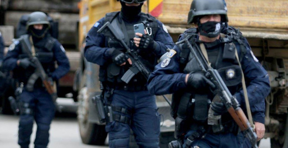 Specijalne jedinice kosovske policije u pripravnosti