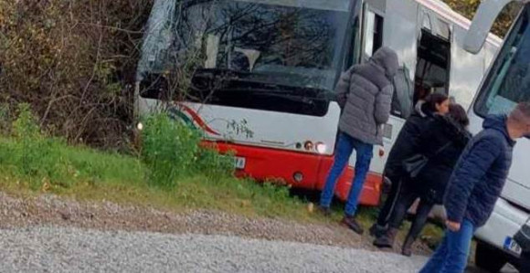 Sletio autobus kod Kragujevca, 15 osoba povrijeđeno