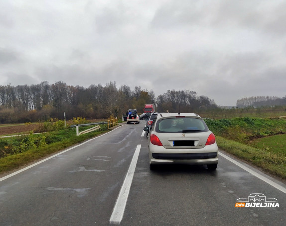 Sudar na putu Bijeljina - Rača, blokiran saobraćaj