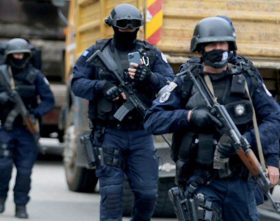 Specijalne jedinice kosovske policije u pripravnosti