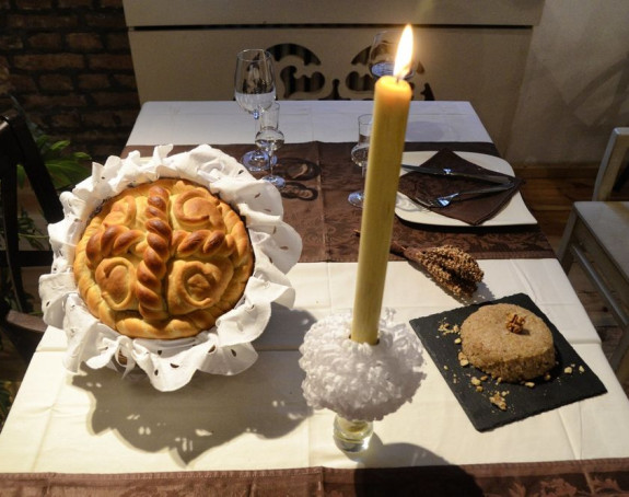 Izbila opšta tuča na slavi, muškarac izboden nožem