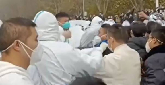 Protest u fabrici iPhonea, policija prebila radnike