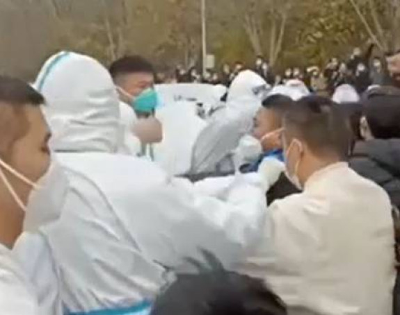 Протест у фабрици иПхонеа, полиција пребила раднике