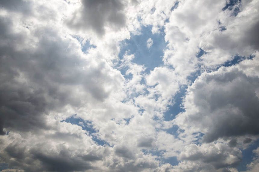 Претежно облачно вријеме, са слабом кишом