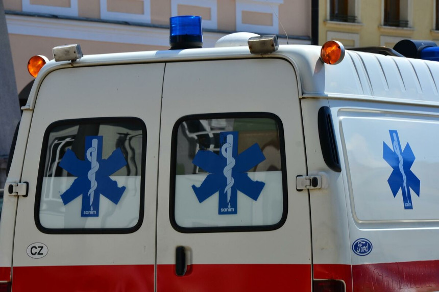 U sudaru autobusa i automobila pet osoba povrijeđeno