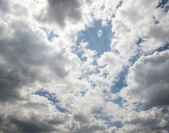 Претежно облачно вријеме, са слабом кишом