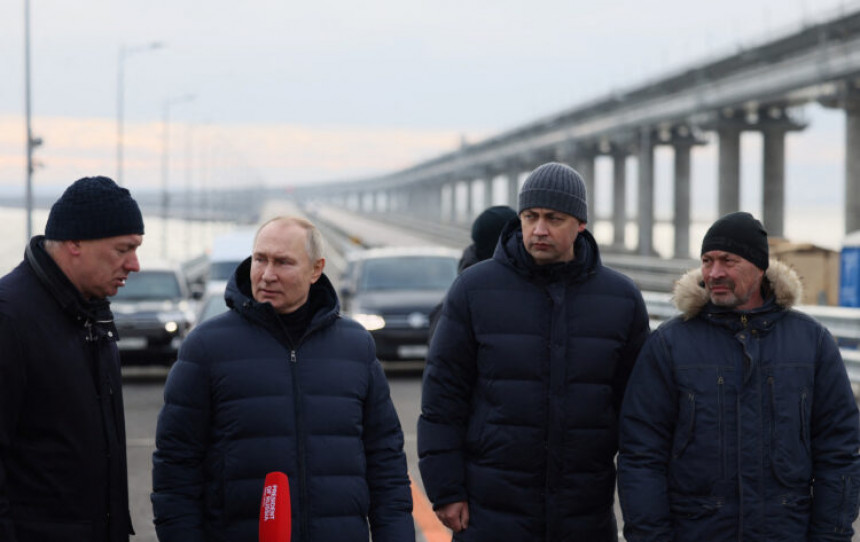 Putin vozio mercedes preko Krimskog mosta (VIDEO)