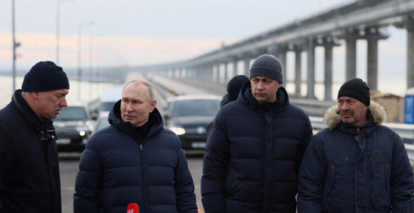 Putin vozio mercedes preko Krimskog mosta (VIDEO)