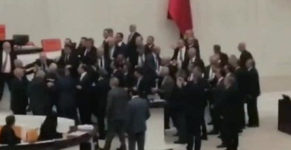 Tuča u turskoj skupštini: Poslanik završio u bolnici