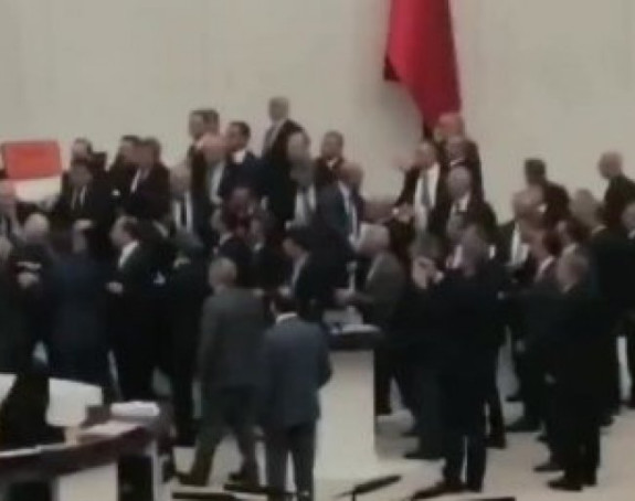 Tuča u turskoj skupštini: Poslanik završio u bolnici