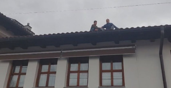 Potresno: Domaćin životom brani vino (VIDEO)