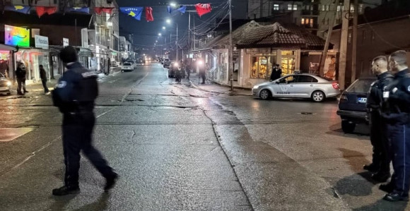 Kosovski policajci u S. Mitrovici. Beograd će razmotriti povratak srpskih snaga na KiM