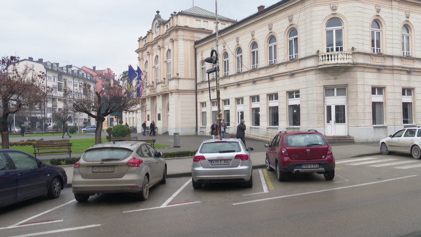 Пронађено тијело мушкарца у ауту испред ГУ