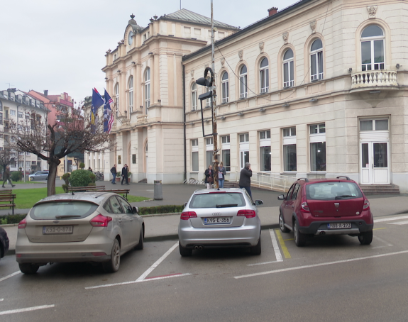 Пронађено тијело мушкарца у ауту испред ГУ