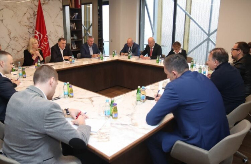 Почели преговори Додика и "Осморке": Тајни састанак о јавним пословима