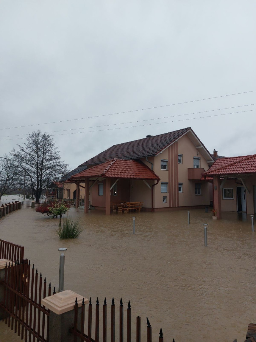 Приједорско насеље Тополик под водом (ВИДЕО)