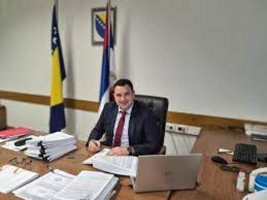 Министар Милош Лучић упутио оставку Тегелтији