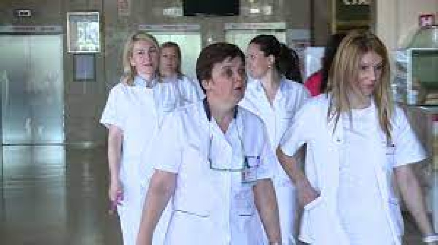 Радници у бијелим мантилима траже зарађене плате